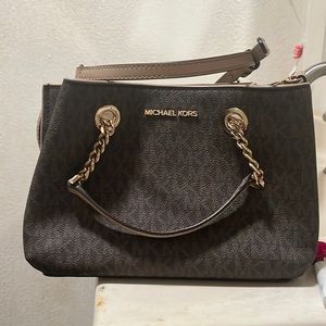 Michael Kors Teagen small logo messenger bag